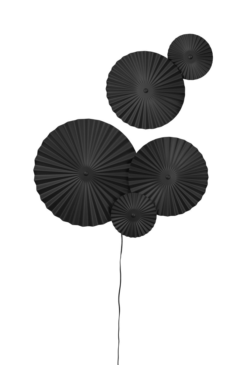 Omega 70cm Noir applique murale De Globen Lighting - Omega est une applique murale en deux parties, compos&eacute;e de trois panneaux interconnect&eacute;s avec &eacute;clairage &agrave; l'arri&egrave;re, et de deux panneaux suppl&eacute;mentaires interconnect&eacute;s, positionnables &agrave; volont&eacute;.