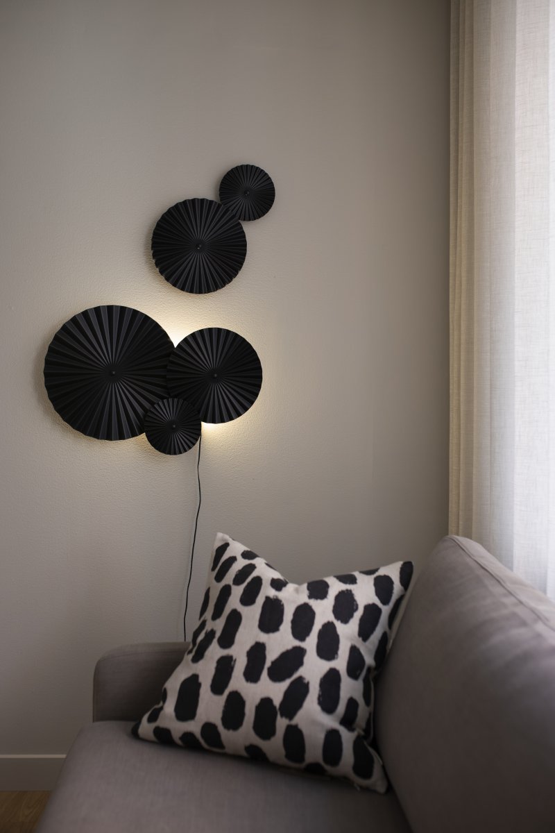 Omega 70cm Noir applique murale De Globen Lighting - Omega est une applique murale en deux parties, compos&eacute;e de trois panneaux interconnect&eacute;s avec &eacute;clairage &agrave; l'arri&egrave;re, et de deux panneaux suppl&eacute;mentaires interconnect&eacute;s, positionnables &agrave; volont&eacute;.