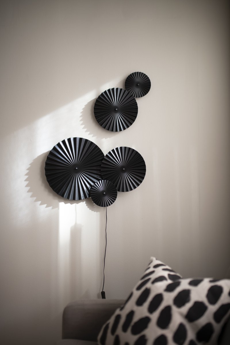 Omega 70cm Noir applique murale De Globen Lighting - Omega est une applique murale en deux parties, compos&eacute;e de trois panneaux interconnect&eacute;s avec &eacute;clairage &agrave; l'arri&egrave;re, et de deux panneaux suppl&eacute;mentaires interconnect&eacute;s, positionnables &agrave; volont&eacute;.