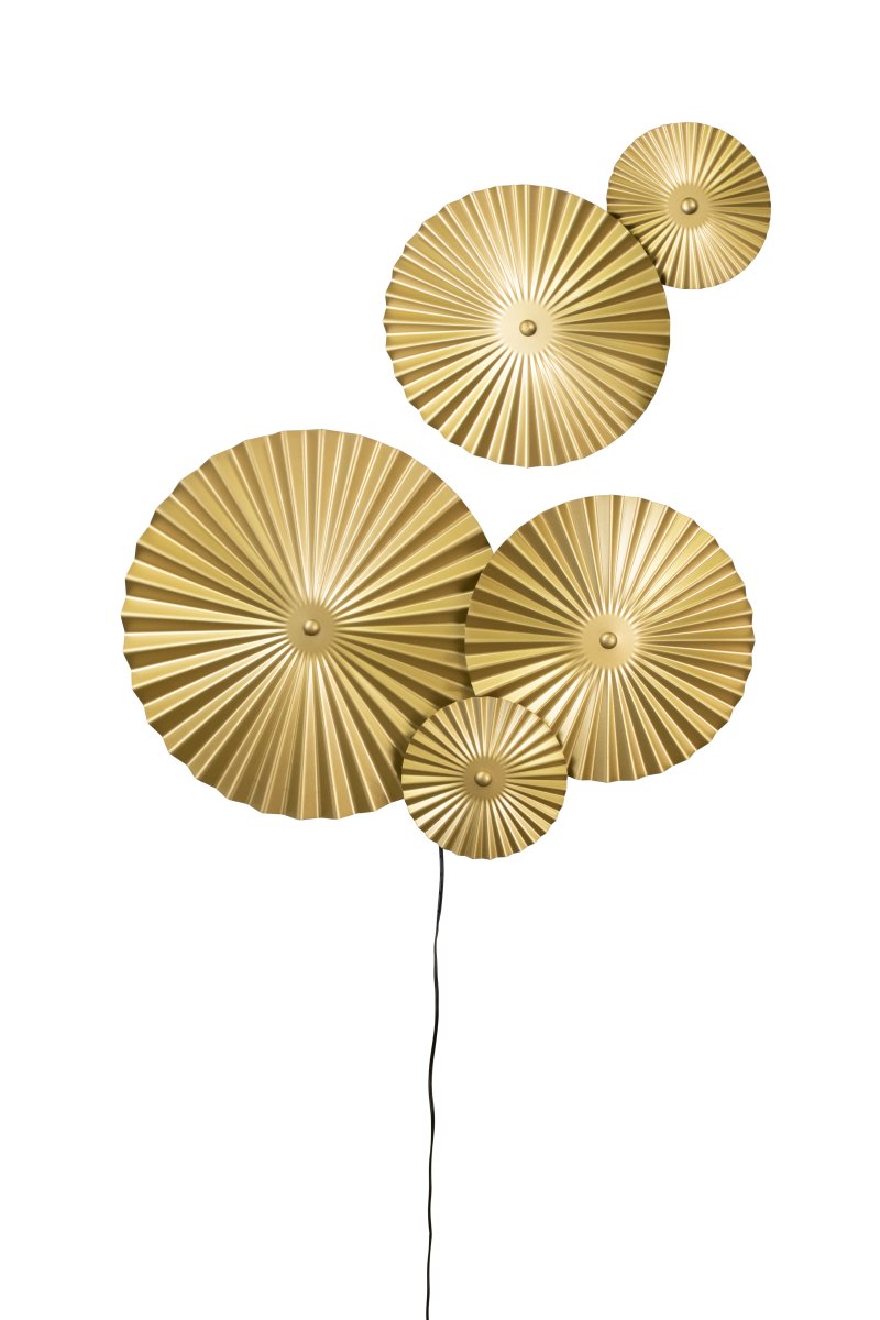 Omega 70cm Or applique murale De Globen Lighting - Omega est une applique murale en deux parties, composée de trois panneaux interconnectés avec éclairage à l'arrière, et de deux panneaux supplémentaires interconnectés, positionnables à volonté.