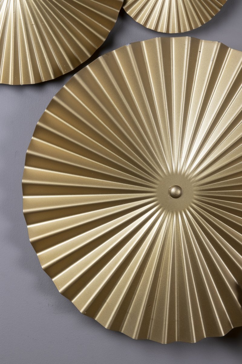 Omega 70cm Or applique murale De Globen Lighting - Omega est une applique murale en deux parties, composée de trois panneaux interconnectés avec éclairage à l'arrière, et de deux panneaux supplémentaires interconnectés, positionnables à volonté.