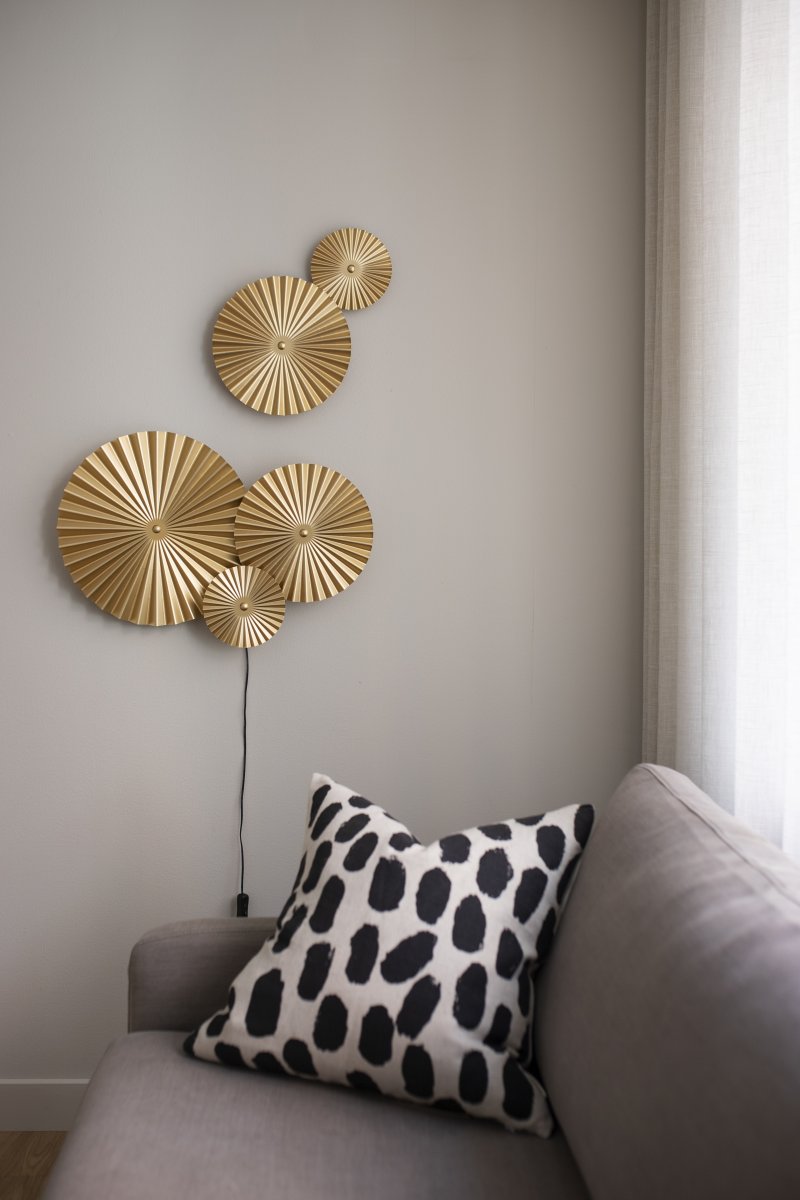 Omega 70cm Or applique murale De Globen Lighting - Omega est une applique murale en deux parties, composée de trois panneaux interconnectés avec éclairage à l'arrière, et de deux panneaux supplémentaires interconnectés, positionnables à volonté.