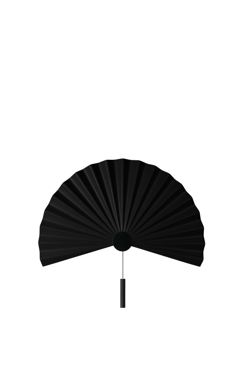 Zen Noir applique murale De Globen Lighting - Avec sa forme simple et son beau métal plissé laqué noir mat, cette lampe respire la simplicité et le minimalisme et s'intègre parfaitement dans l'intérieur scandinave-japonais simple.