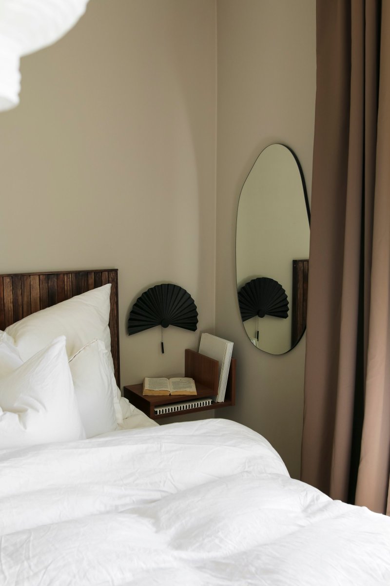Zen Noir applique murale De Globen Lighting - Avec sa forme simple et son beau métal plissé laqué noir mat, cette lampe respire la simplicité et le minimalisme et s'intègre parfaitement dans l'intérieur scandinave-japonais simple.
