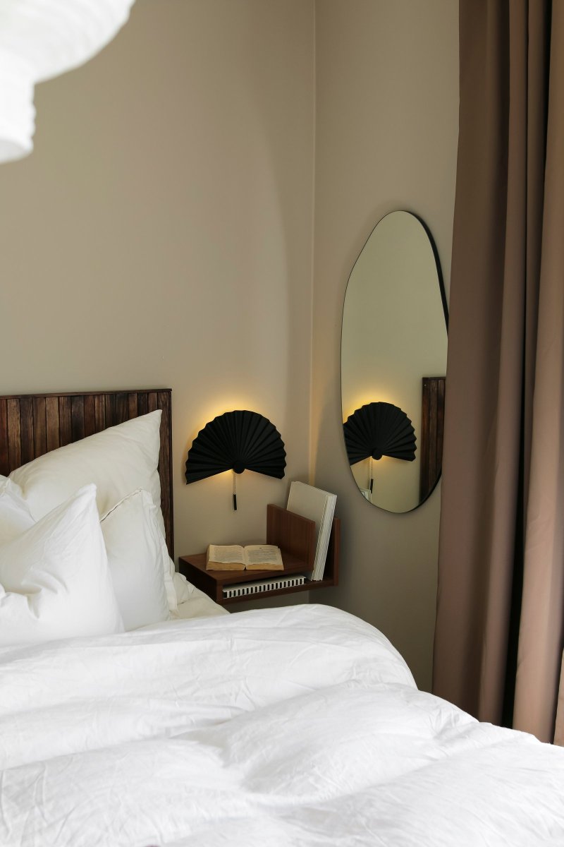 Zen Noir applique murale De Globen Lighting - Avec sa forme simple et son beau métal plissé laqué noir mat, cette lampe respire la simplicité et le minimalisme et s'intègre parfaitement dans l'intérieur scandinave-japonais simple.