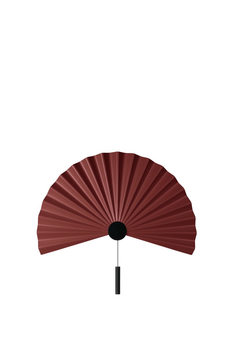Zen Bordeaux applique murale De Globen Lighting - Avec sa forme simple et son beau métal plissé laqué mat marron châtain, cette lampe respire la simplicité et le minimalisme et s'intègre parfaitement dans l'intérieur scandinave-japonais sobre.