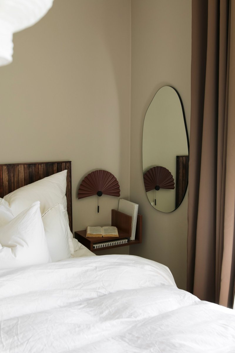 Zen Bordeaux applique murale De Globen Lighting - Avec sa forme simple et son beau métal plissé laqué mat marron châtain, cette lampe respire la simplicité et le minimalisme et s'intègre parfaitement dans l'intérieur scandinave-japonais sobre.