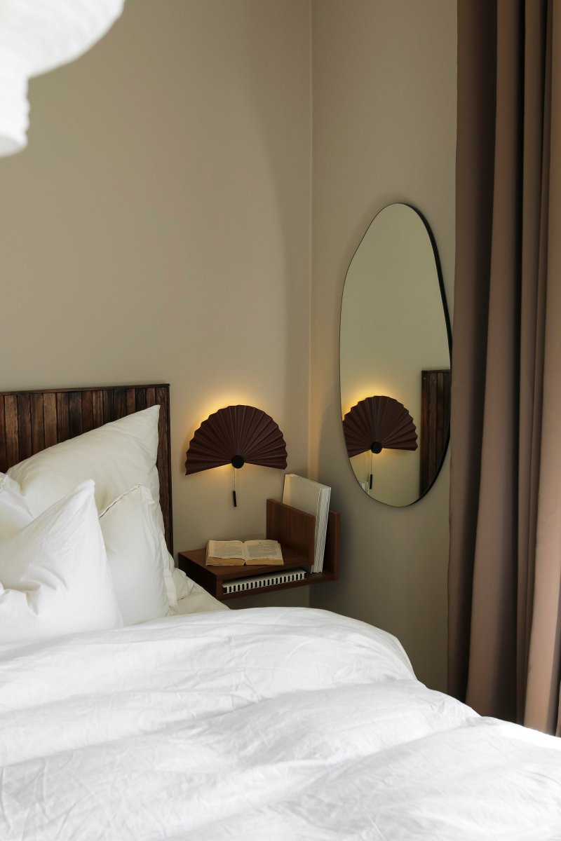 Zen Bordeaux applique murale De Globen Lighting - Avec sa forme simple et son beau métal plissé laqué mat marron châtain, cette lampe respire la simplicité et le minimalisme et s'intègre parfaitement dans l'intérieur scandinave-japonais sobre.