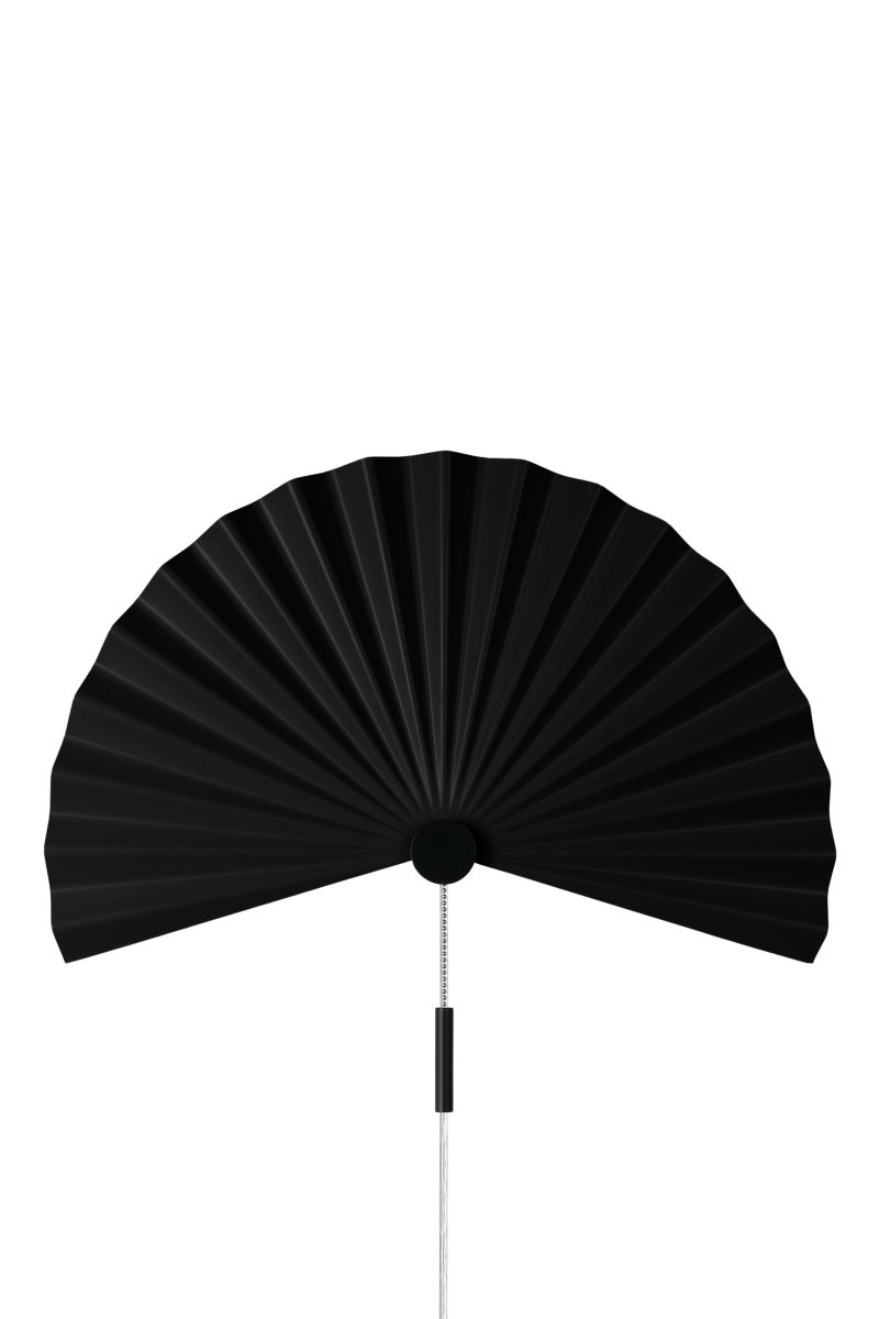 Zen 50cm Noir applique murale De Globen Lighting - Avec sa forme simple et son beau m&eacute;tal pliss&eacute; laqu&eacute; noir mat, cette lampe respire la simplicit&eacute; et le minimalisme et s'int&egrave;gre parfaitement dans l'int&eacute;rieur scandinave-japonais simple.