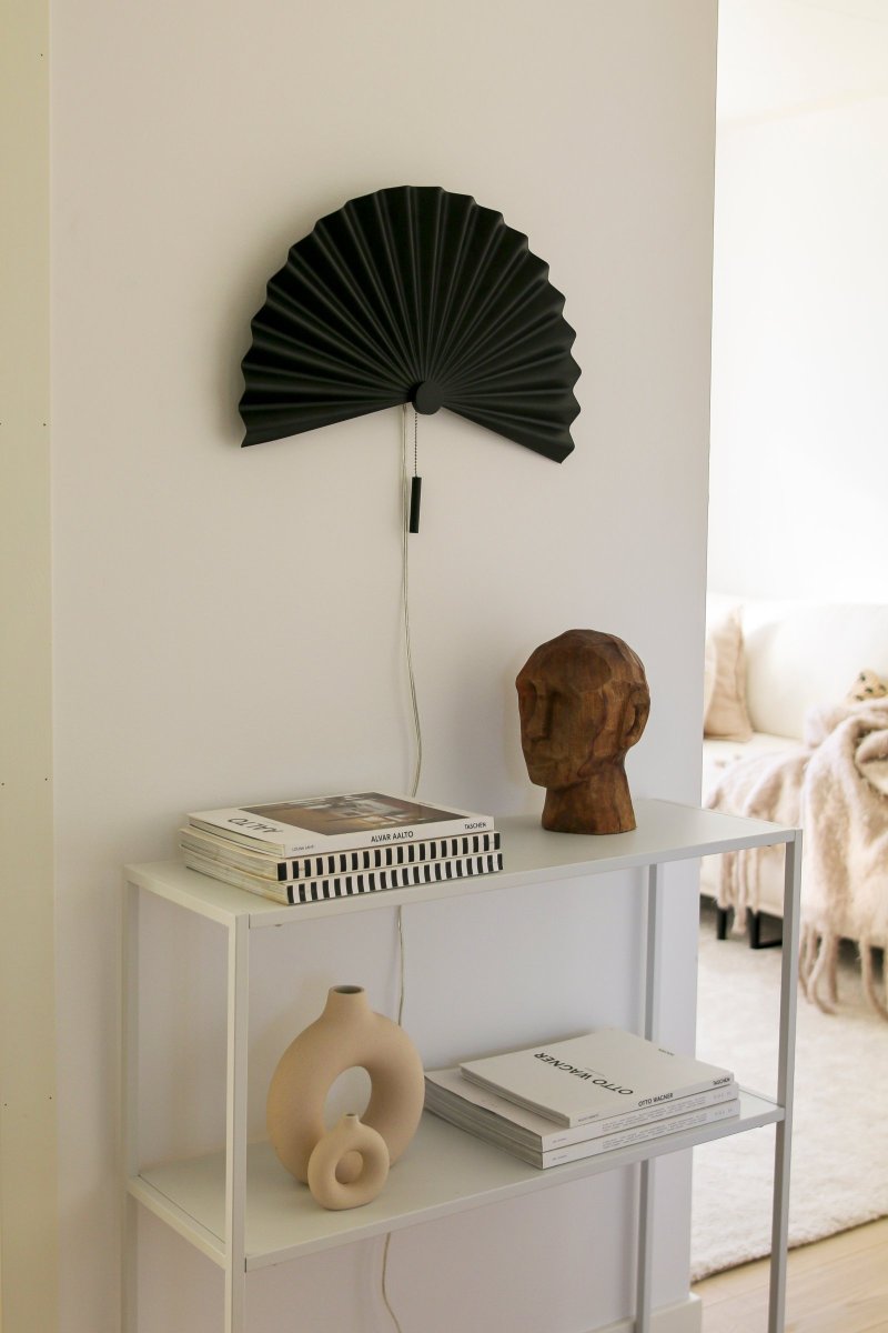 Zen 50cm Noir applique murale De Globen Lighting - Avec sa forme simple et son beau m&eacute;tal pliss&eacute; laqu&eacute; noir mat, cette lampe respire la simplicit&eacute; et le minimalisme et s'int&egrave;gre parfaitement dans l'int&eacute;rieur scandinave-japonais simple.