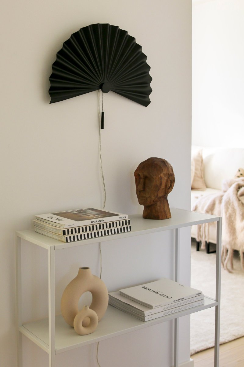 Zen 50cm Noir applique murale De Globen Lighting - Avec sa forme simple et son beau m&eacute;tal pliss&eacute; laqu&eacute; noir mat, cette lampe respire la simplicit&eacute; et le minimalisme et s'int&egrave;gre parfaitement dans l'int&eacute;rieur scandinave-japonais simple.