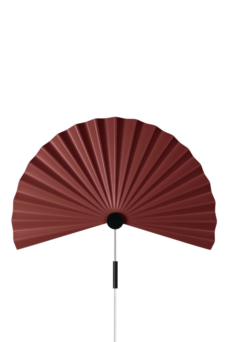 Zen 50cm Bordeaux applique murale De Globen Lighting - Avec sa forme simple et son beau métal plissé laqué mat marron châtain, cette lampe respire la simplicité et le minimalisme et s'intègre parfaitement dans l'intérieur scandinave-japonais sobre.