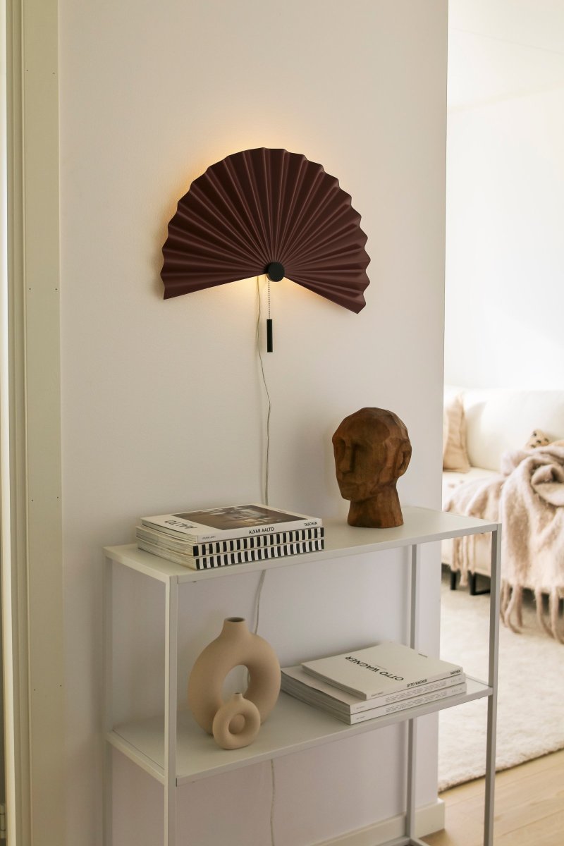 Zen 50cm Bordeaux applique murale De Globen Lighting - Avec sa forme simple et son beau métal plissé laqué mat marron châtain, cette lampe respire la simplicité et le minimalisme et s'intègre parfaitement dans l'intérieur scandinave-japonais sobre.