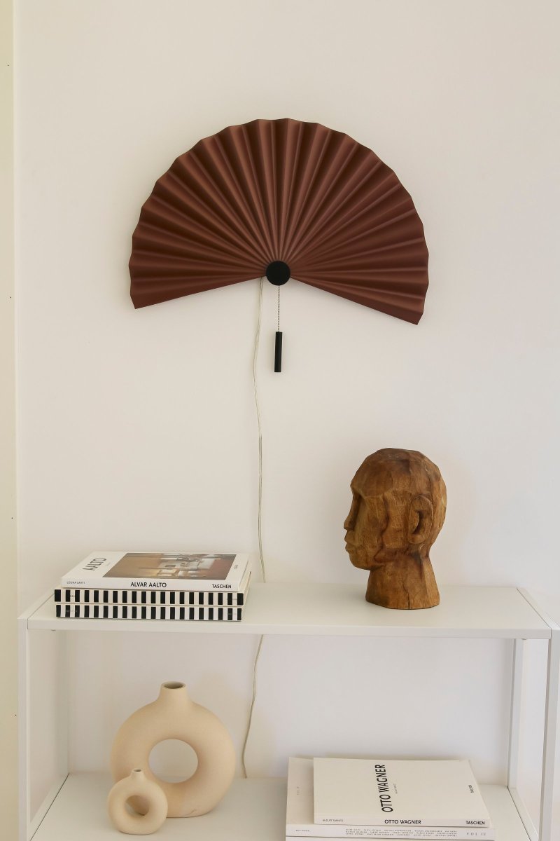 Zen 50cm Bordeaux applique murale De Globen Lighting - Avec sa forme simple et son beau métal plissé laqué mat marron châtain, cette lampe respire la simplicité et le minimalisme et s'intègre parfaitement dans l'intérieur scandinave-japonais sobre.