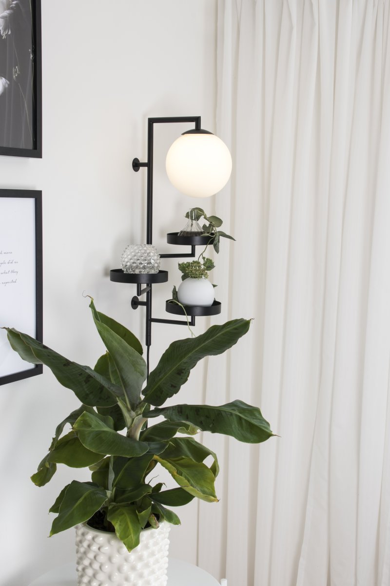 Astoria 62cm Noir applique murale De Globen Lighting - Les étagères et lampes Astoria allient fonctionnalité et design.