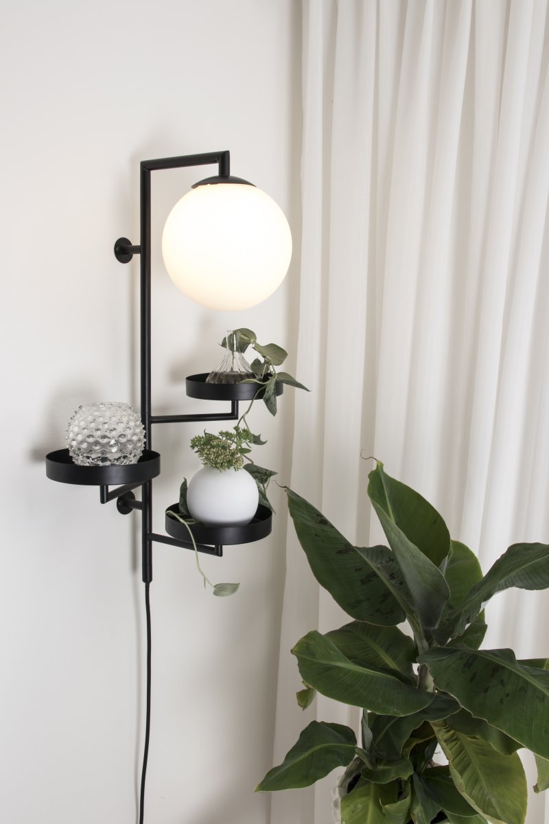 Astoria 62cm Noir applique murale De Globen Lighting - Les étagères et lampes Astoria allient fonctionnalité et design.