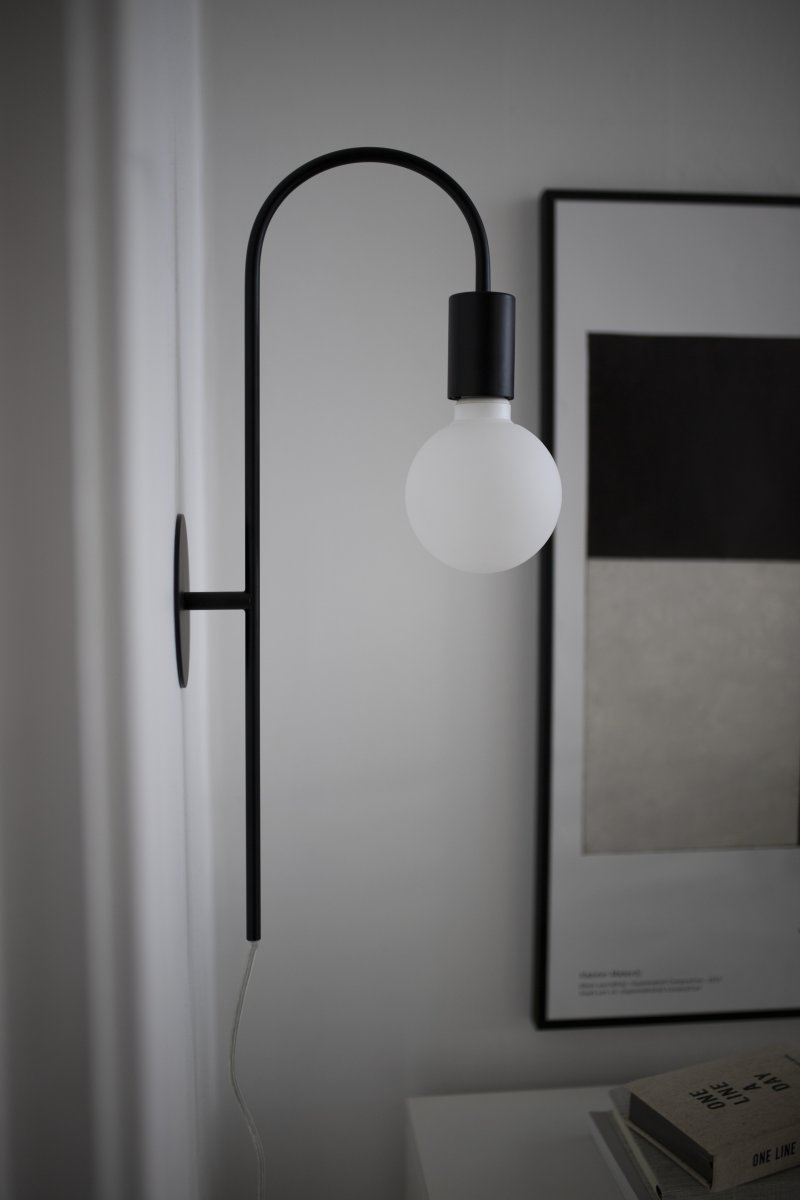 Grace 50cm Noir applique murale De Globen Lighting - Elle est équipée d'un câble transparent de 200 cm avec interrupteur et prise.