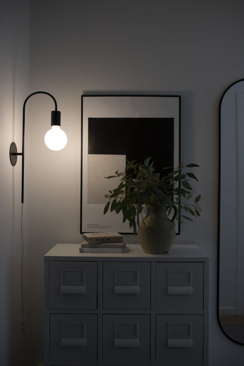 Grace 50cm Noir applique murale De Globen Lighting - Elle est équipée d'un câble transparent de 200 cm avec interrupteur et prise.