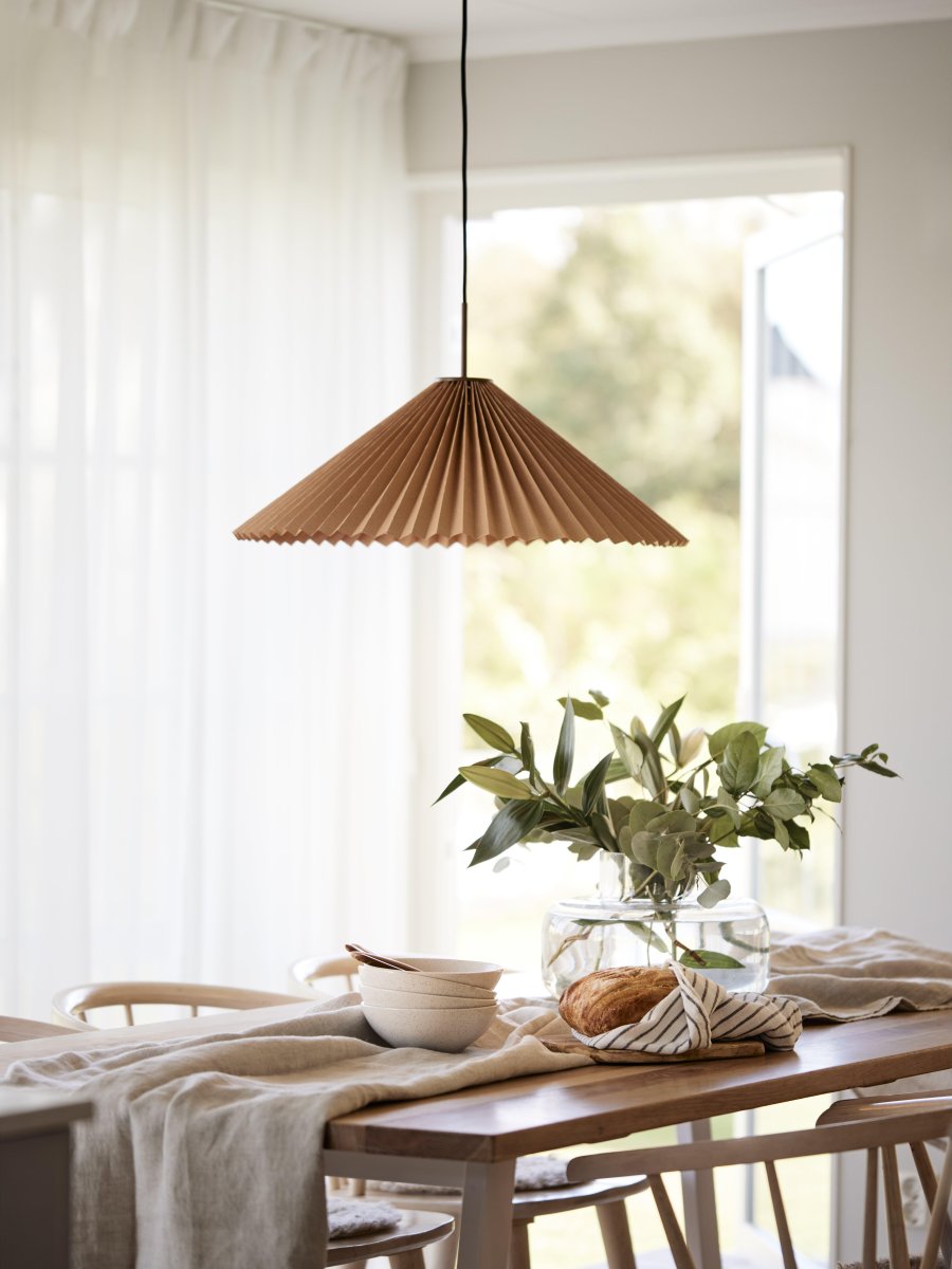 Dora Ø60 Brun suspension De PR Home - Le luminaire dispose d'une douille E27 et est pr&eacute;par&eacute; pour une connexion sans terre et une suspension par crochet sur une douille de plafond existante.