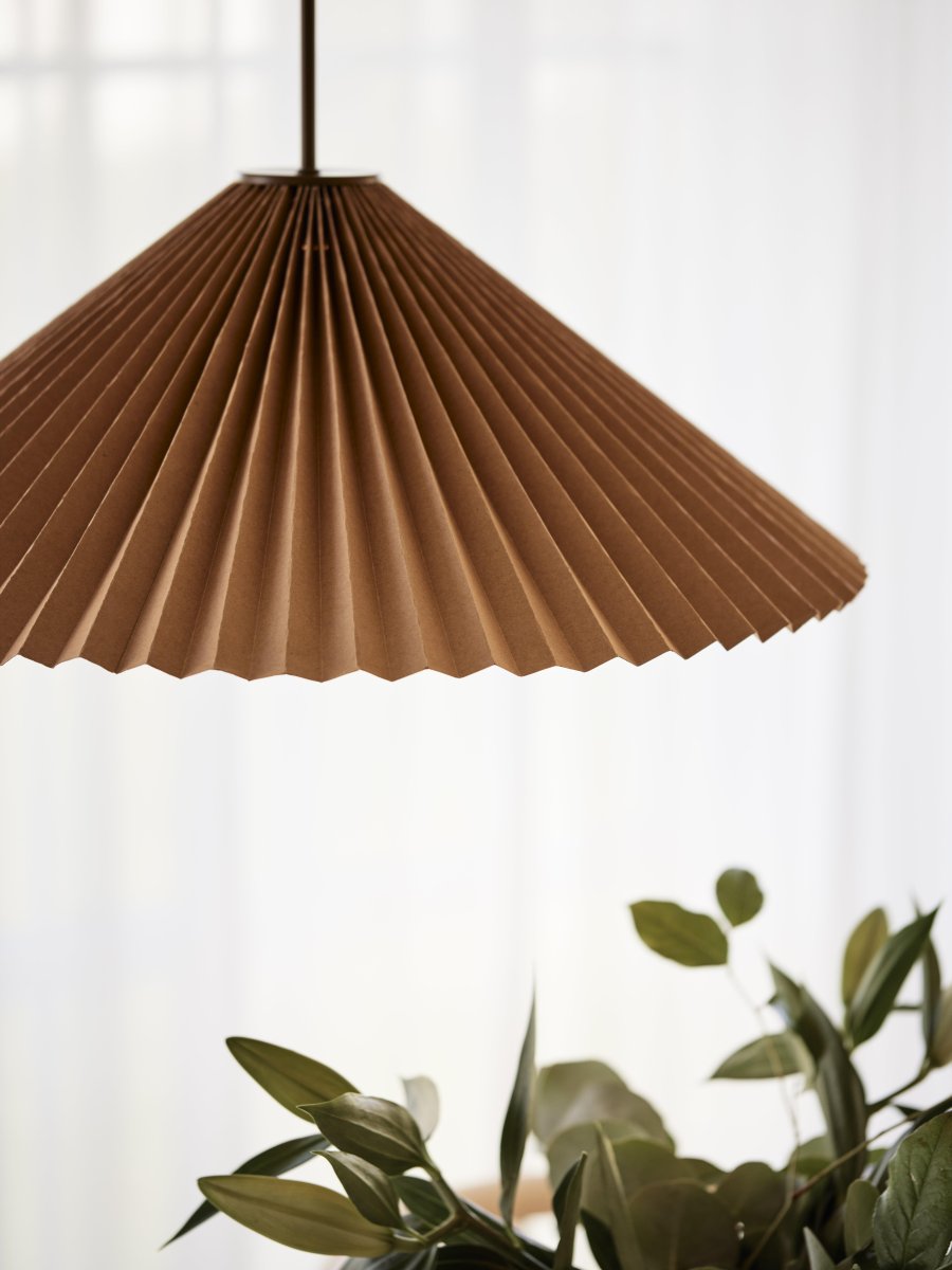 Dora Ø60 Brun suspension De PR Home - Le luminaire dispose d'une douille E27 et est pr&eacute;par&eacute; pour une connexion sans terre et une suspension par crochet sur une douille de plafond existante.