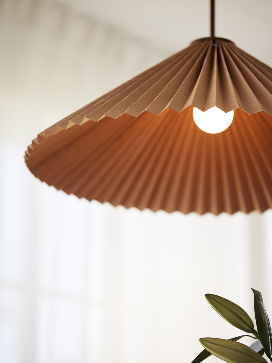 Dora Ø60 Brun suspension De PR Home - Le luminaire dispose d'une douille E27 et est pr&eacute;par&eacute; pour une connexion sans terre et une suspension par crochet sur une douille de plafond existante.