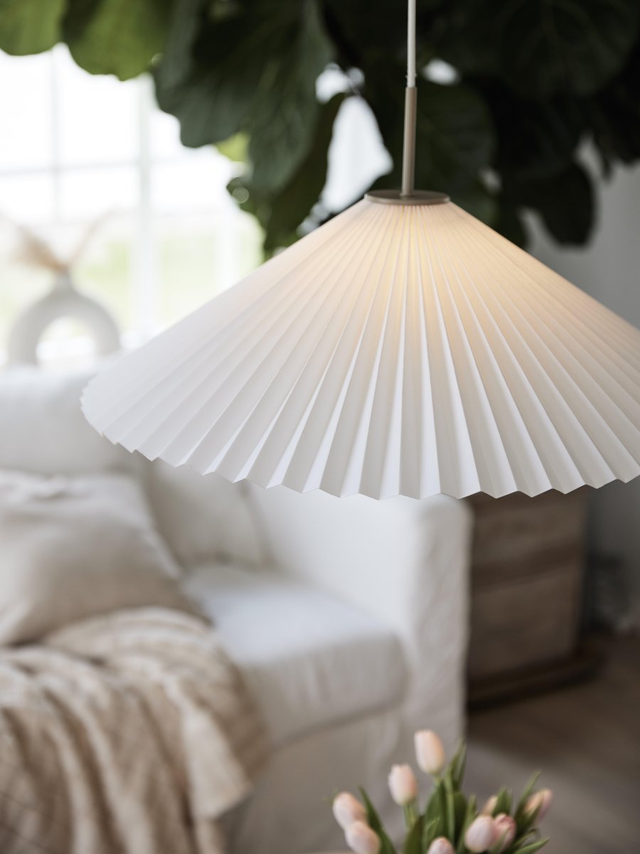 Dora Ø60 Blanc suspension De PR Home - Le luminaire dispose d'une douille E27 et est pr&eacute;par&eacute; pour une connexion sans terre et une suspension par crochet sur une douille de plafond existante.