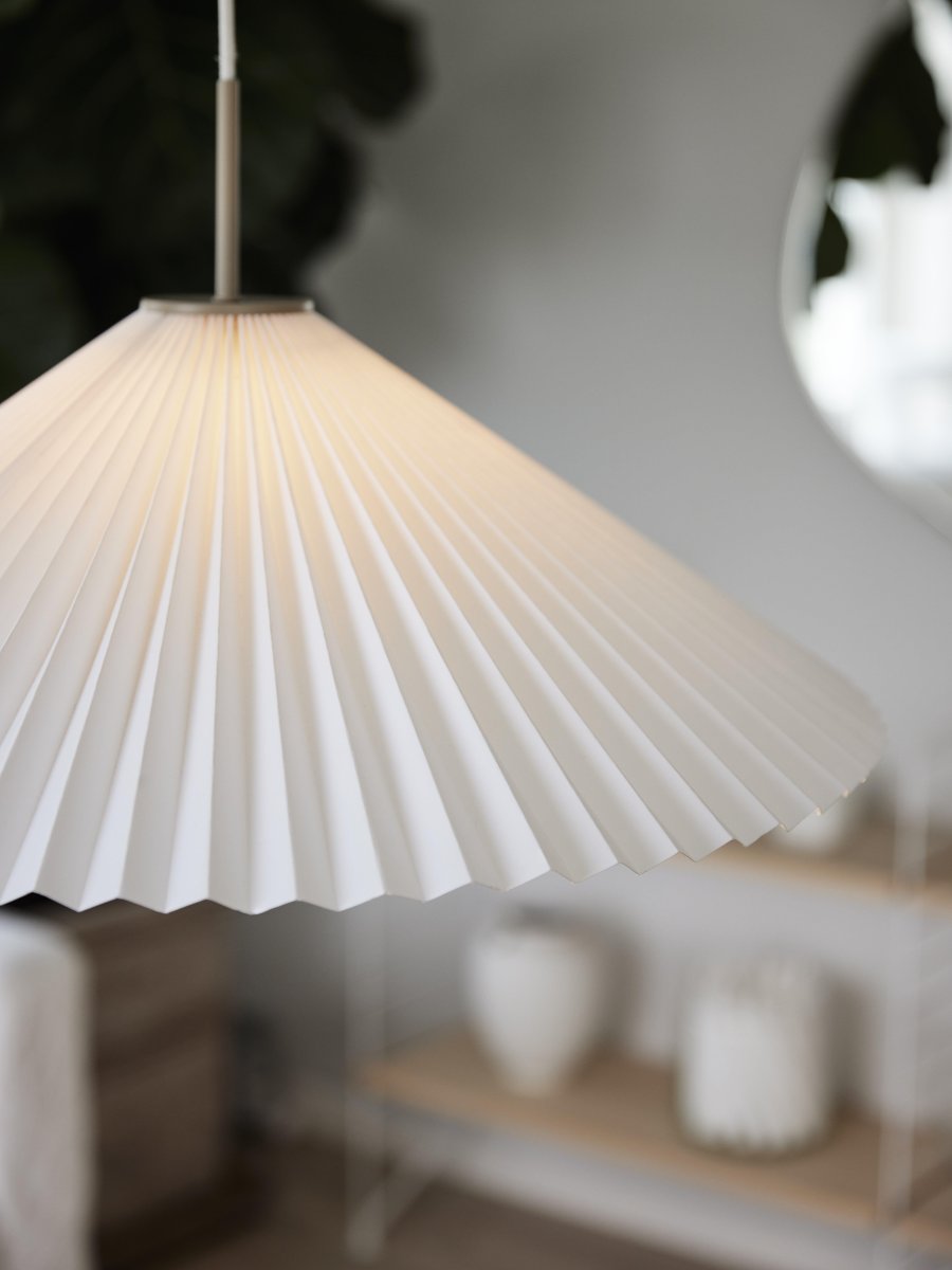 Dora Ø60 Blanc suspension De PR Home - Le luminaire dispose d'une douille E27 et est pr&eacute;par&eacute; pour une connexion sans terre et une suspension par crochet sur une douille de plafond existante.