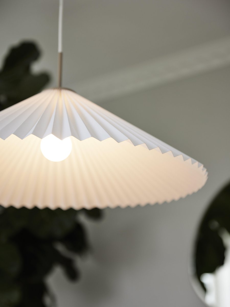 Dora Ø60 Blanc suspension De PR Home - Le luminaire dispose d'une douille E27 et est pr&eacute;par&eacute; pour une connexion sans terre et une suspension par crochet sur une douille de plafond existante.