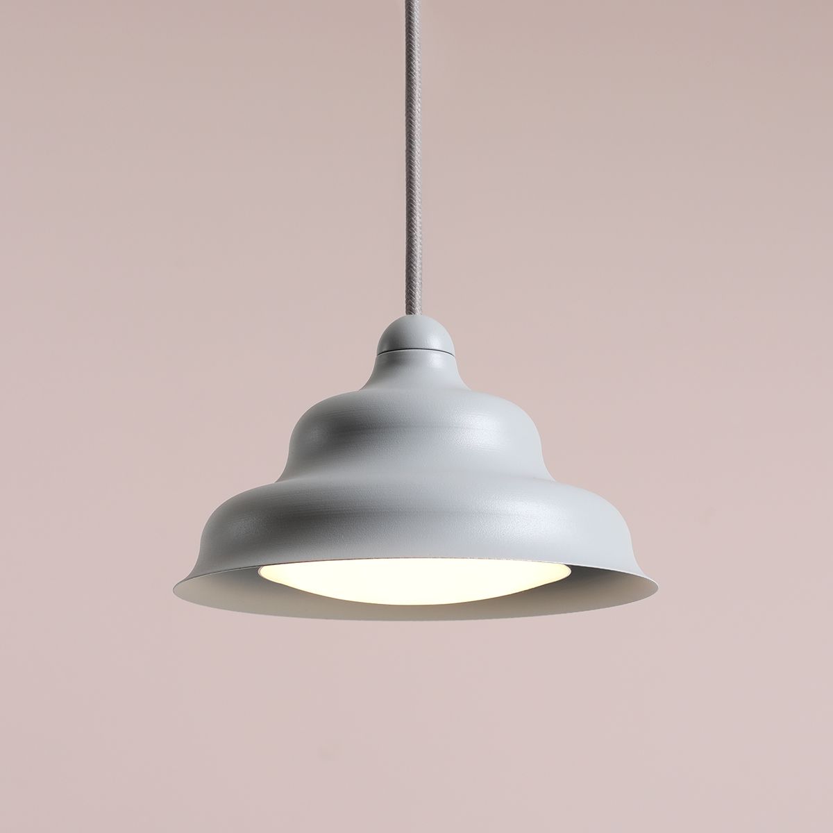 Wave Ø17 Bleu suspension De Artera - Wave est une suspension moderne au design rétro, ce qui en fait une lumière polyvalente qui s'intègre dans n'importe quelle maison.