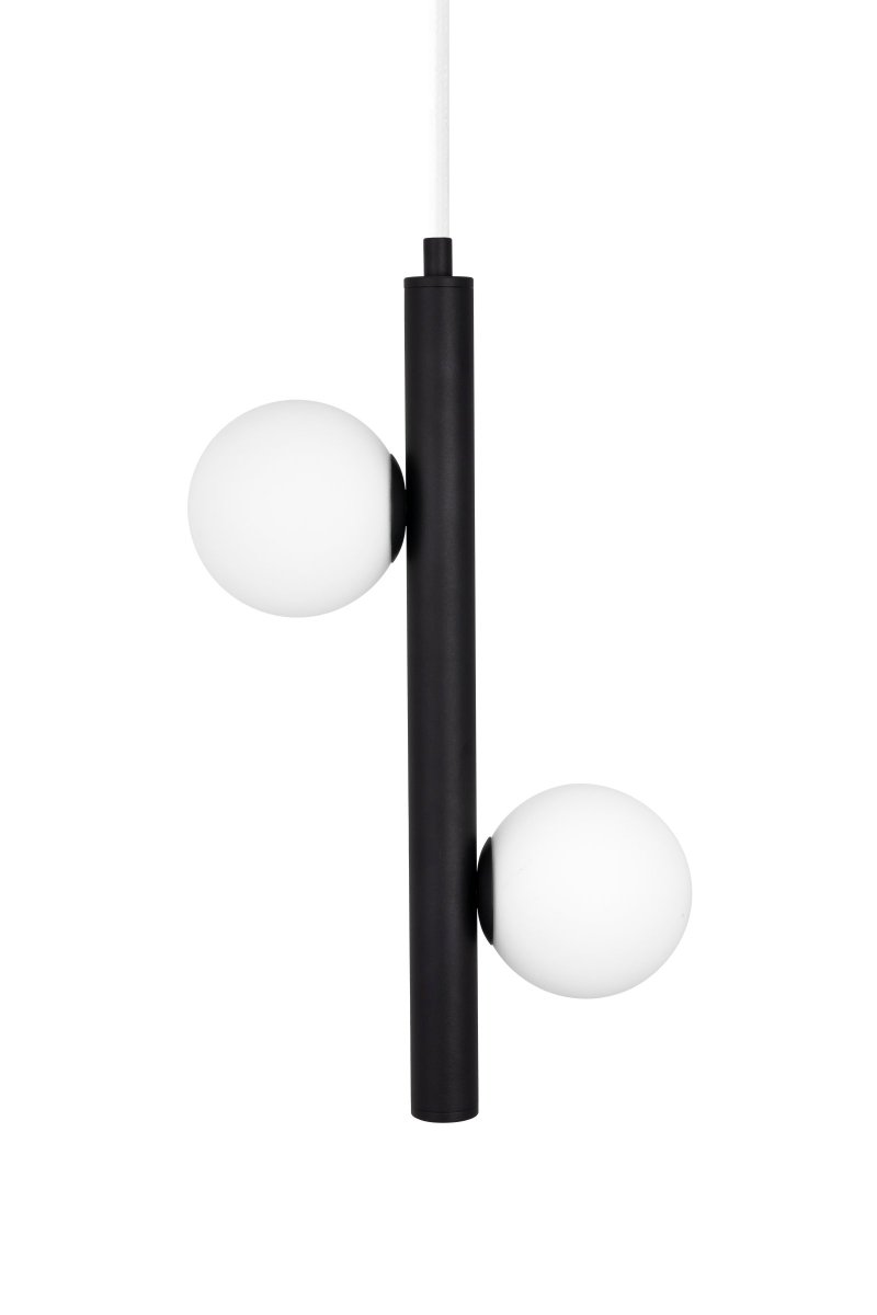 Pearl 23cm Noir suspension De Globen Lighting - La lampe est dot&eacute;e d'un c&acirc;ble textile blanc de 350 cm de long avec interrupteur et prise, ce qui la rend parfaite pour &ecirc;tre suspendue &agrave; une fen&ecirc;tre, regroup&eacute;e dans une cuisine ou au-dessus d'une table de chevet.