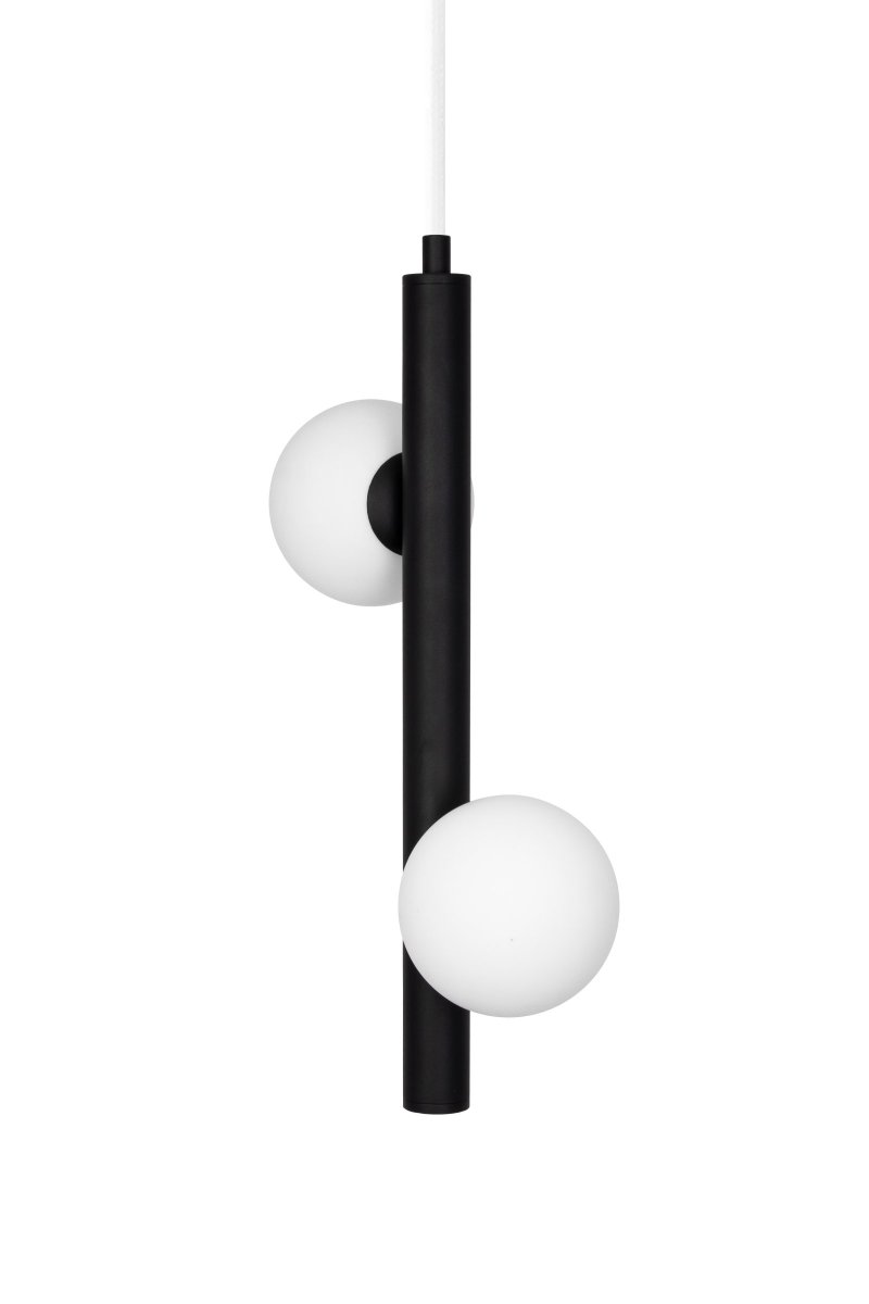 Pearl 23cm Noir suspension De Globen Lighting - La lampe est dot&eacute;e d'un c&acirc;ble textile blanc de 350 cm de long avec interrupteur et prise, ce qui la rend parfaite pour &ecirc;tre suspendue &agrave; une fen&ecirc;tre, regroup&eacute;e dans une cuisine ou au-dessus d'une table de chevet.