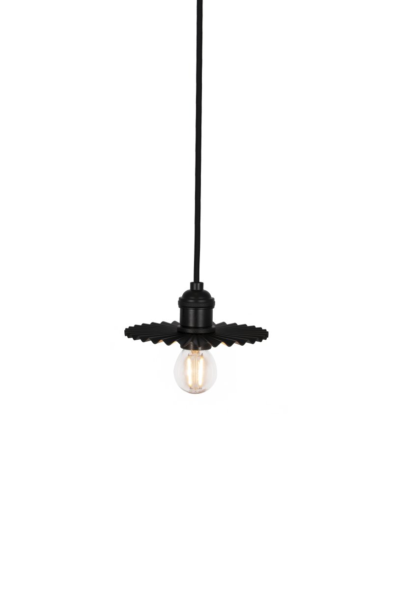 Omega Ø15 Noir lampe de fenêtre De Globen Lighting - Elle peut également être placée horizontalement sur une étagère ou une commode pour apporter une touche décorative.