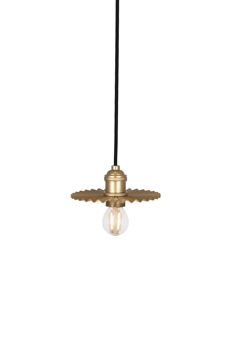 Omega Ø15 Or lampe de fenêtre De Globen Lighting - Le plafonnier Omega, avec son abat-jour en m&eacute;tal pliss&eacute; dor&eacute;, est un luminaire compact et &eacute;l&eacute;gant qui s'int&egrave;gre parfaitement &agrave; une fen&ecirc;tre ou peut &ecirc;tre utilis&eacute; comme suspension dans une cuisine, par exemple.