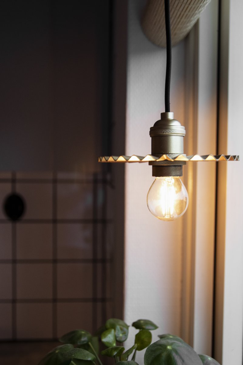 Omega Ø15 Or lampe de fenêtre De Globen Lighting - Le plafonnier Omega, avec son abat-jour en m&eacute;tal pliss&eacute; dor&eacute;, est un luminaire compact et &eacute;l&eacute;gant qui s'int&egrave;gre parfaitement &agrave; une fen&ecirc;tre ou peut &ecirc;tre utilis&eacute; comme suspension dans une cuisine, par exemple.