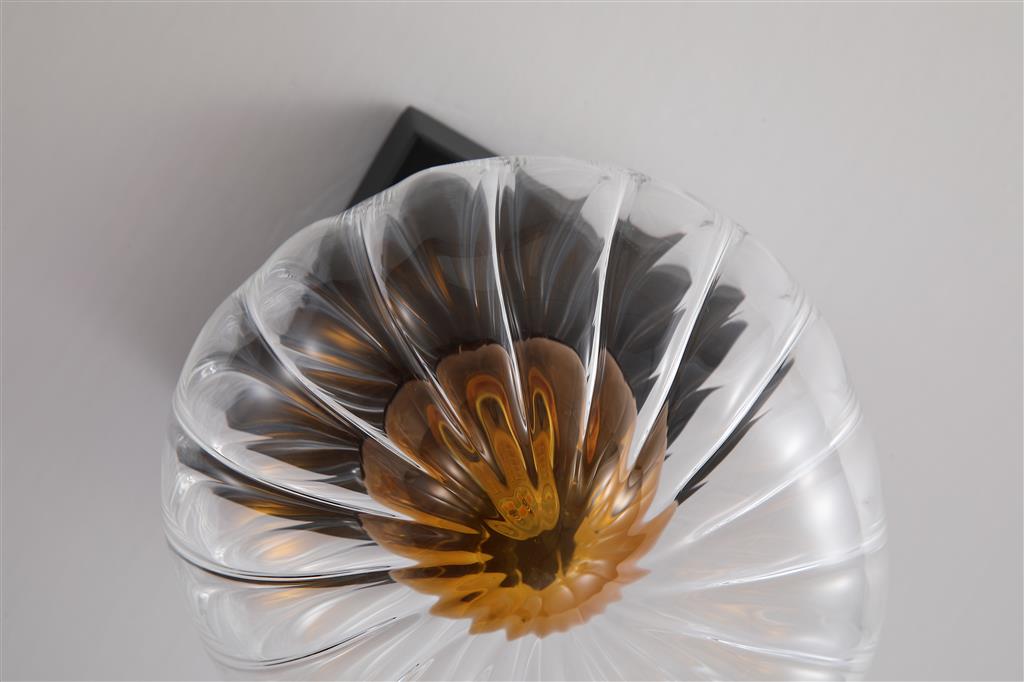 Sunbeam Ø14 Transparent/noir applique murale De Searchlight - Son abat-jour rond et côtelé en verre transparent abrite un magnifique dôme ambré qui structure et dynamise la pièce tout en diffusant une lumière douce et agréable.