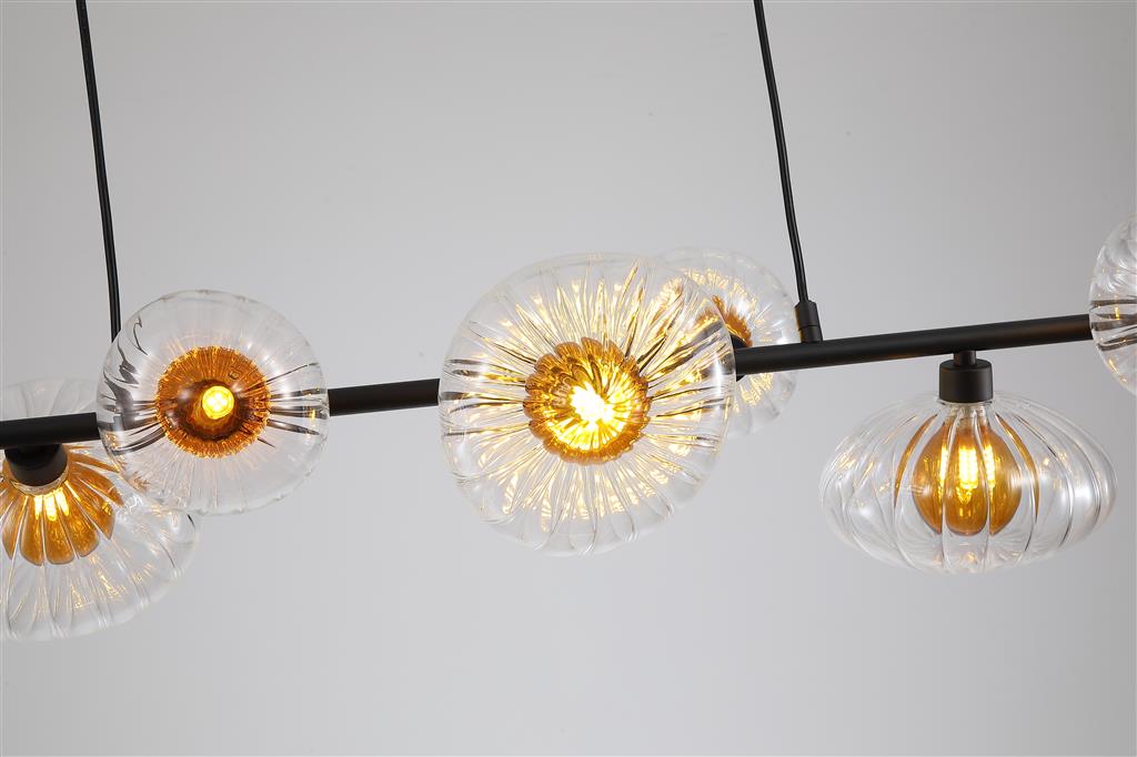 Sunbeam 90cm Transparent/noir suspension De Searchlight - La structure noire contraste avec les tons chauds et souligne le caractère moderne et singulier du luminaire.