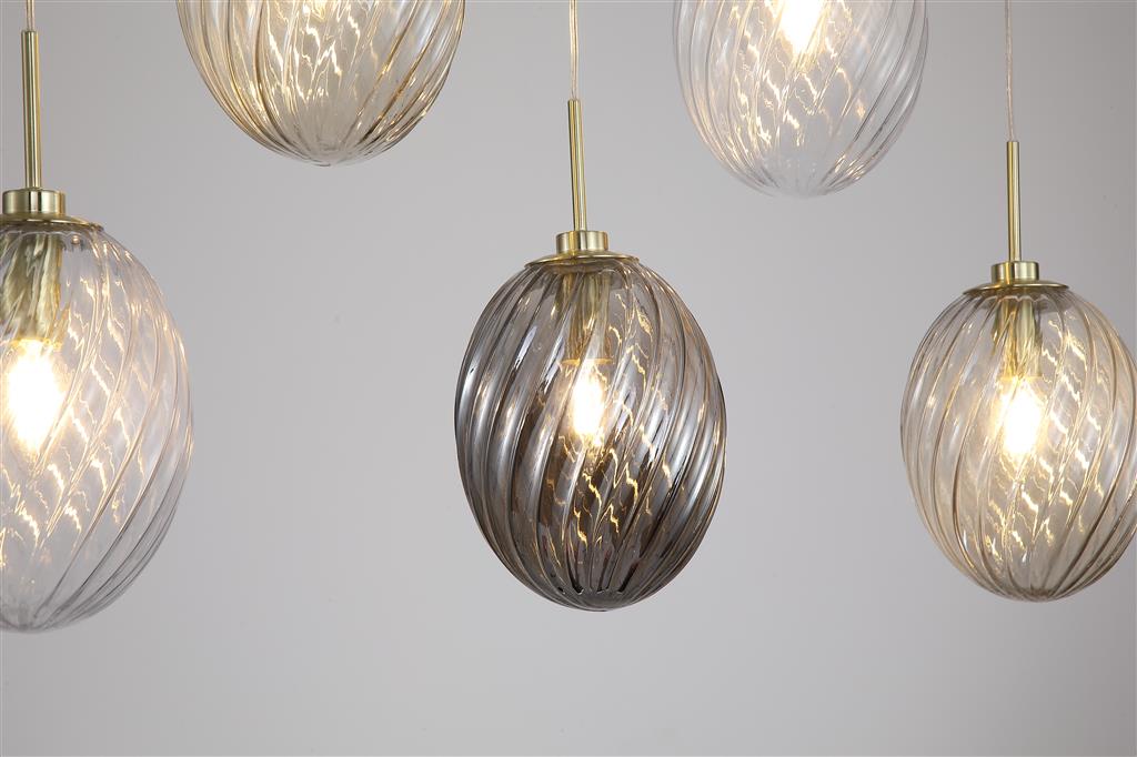 Whirl 92cm Laiton suspension De Searchlight - Grâce à sa forme allongée, il est idéal au-dessus d'une table à manger ou dans la cuisine et devient un élément central et stylé dans les espaces modernes et ouverts.