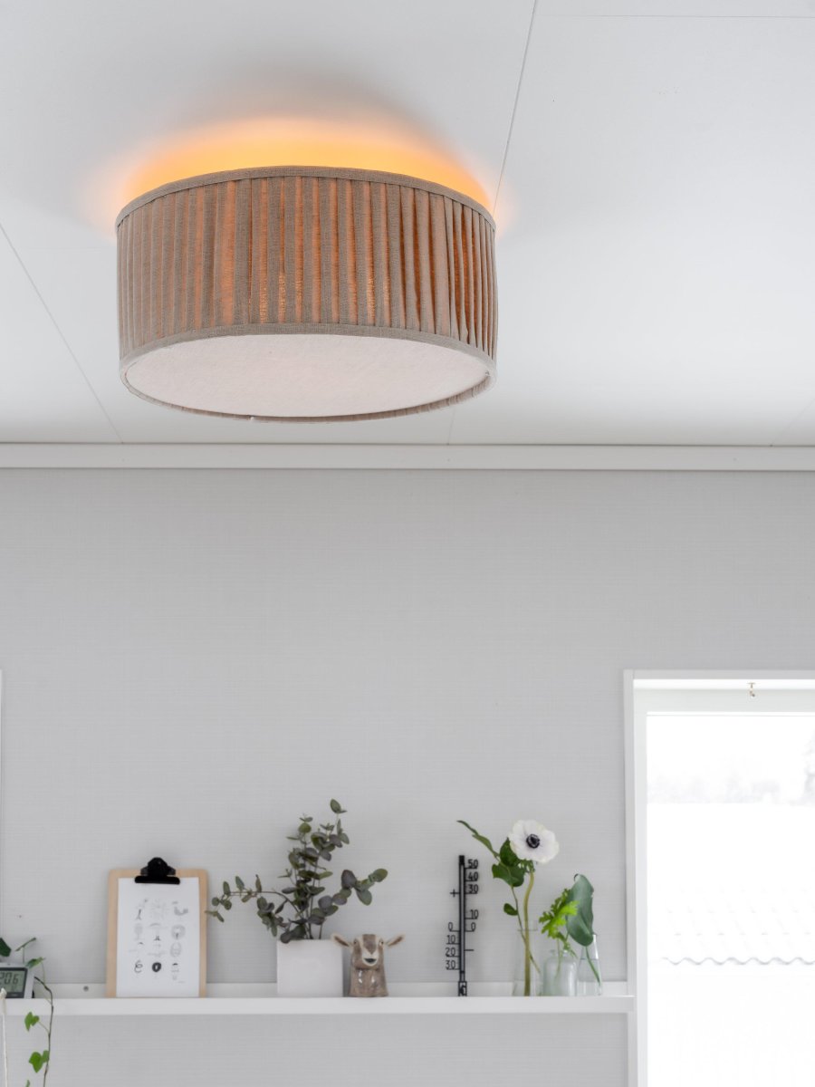 Plissé Ø45 Beige plafonnier De PR Home - Son abat-jour plissé en lin beige diffuse une lumière douce et agréable, créant une ambiance chaleureuse dans n'importe quelle pièce.