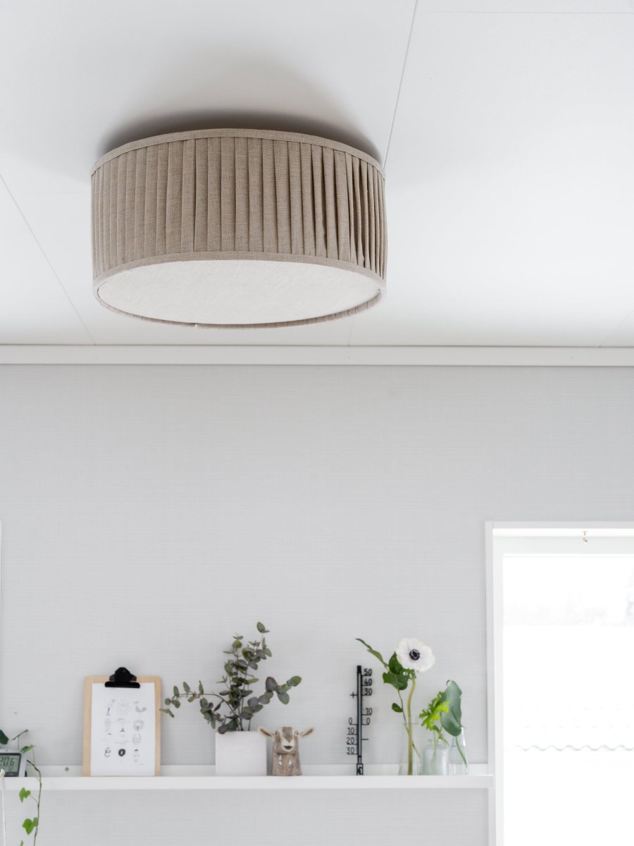 Plissé Ø45 Beige plafonnier De PR Home - Son abat-jour plissé en lin beige diffuse une lumière douce et agréable, créant une ambiance chaleureuse dans n'importe quelle pièce.