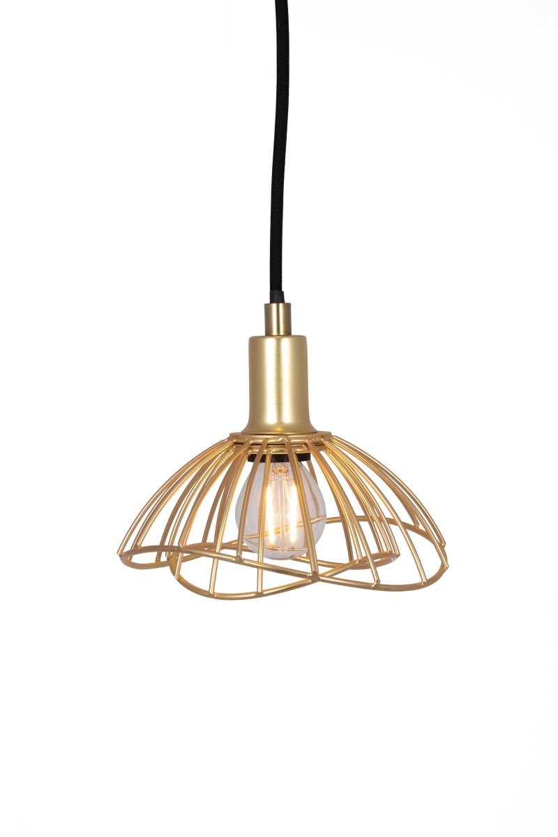 Ray Ø16 Laiton brossé suspension De Globen Lighting - Le plafonnier Ray avec son abat-jour m&eacute;tallique ondul&eacute; en noir mat est un petit luminaire discret qui, dans sa simplicit&eacute;, est aussi beau seul dans une fen&ecirc;tre que dans un groupe de plusieurs pi&egrave;ces.