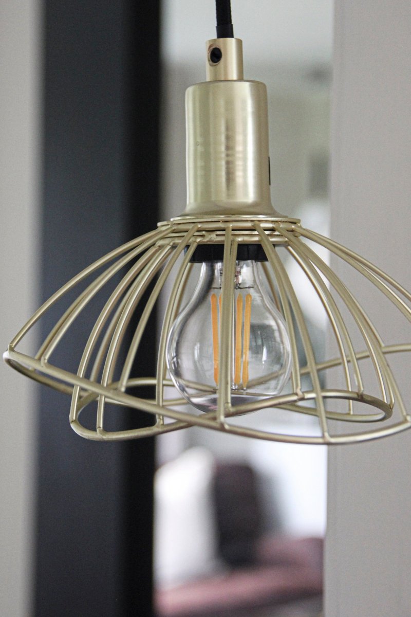 Ray Ø16 Laiton brossé suspension De Globen Lighting - Le plafonnier Ray avec son abat-jour m&eacute;tallique ondul&eacute; en noir mat est un petit luminaire discret qui, dans sa simplicit&eacute;, est aussi beau seul dans une fen&ecirc;tre que dans un groupe de plusieurs pi&egrave;ces.
