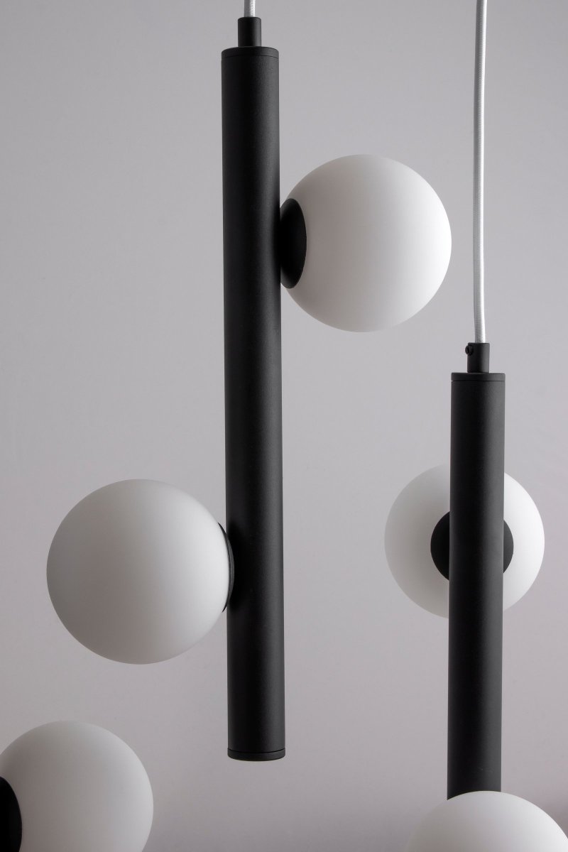 Pearl Ø35 Noir suspension De Globen Lighting - Les c&acirc;bles sont en textile blanc et mesurent 120 cm de long, le plafond est en m&eacute;tal thermolaqu&eacute; noir mat.