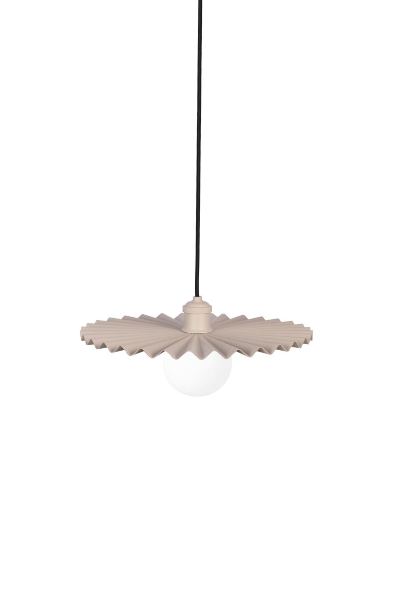 Omega Ø35 Boue suspension De Globen Lighting - Omega est doté d'un câble textile noir de 120 cm de long et d'une douille de plafond en plastique noir.