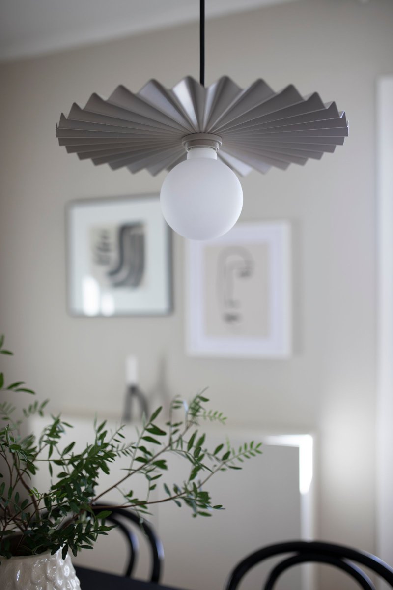 Omega Ø35 Boue suspension De Globen Lighting - Omega est doté d'un câble textile noir de 120 cm de long et d'une douille de plafond en plastique noir.