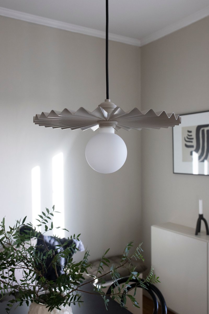 Omega Ø35 Boue suspension De Globen Lighting - Omega est doté d'un câble textile noir de 120 cm de long et d'une douille de plafond en plastique noir.