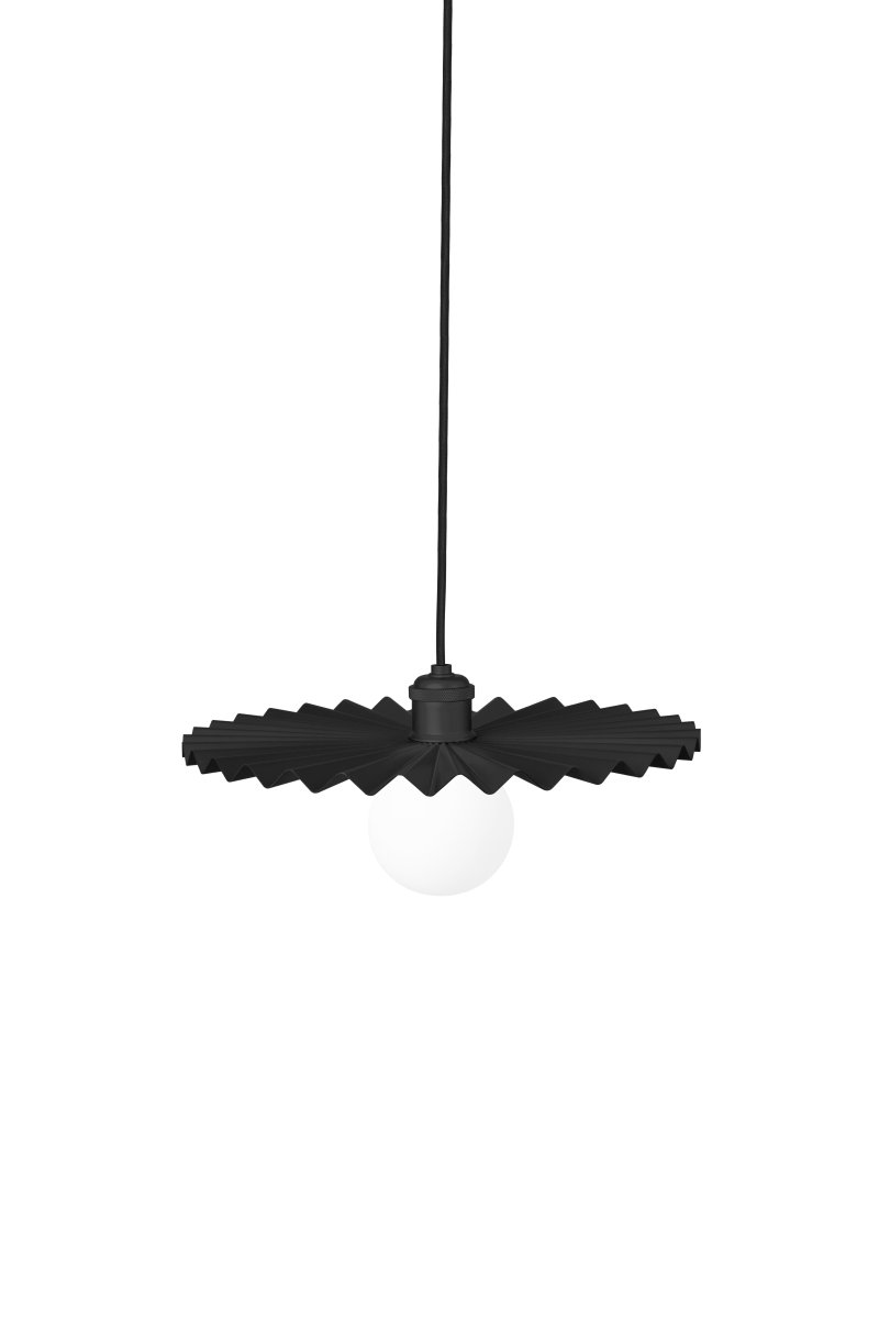 Omega Ø35 Noir suspension De Globen Lighting - Ce luminaire est livré avec un câble textile de 120 cm et un boîtier de plafond en plastique.