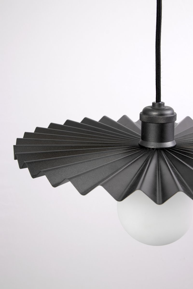 Omega Ø35 Noir suspension De Globen Lighting - Ce luminaire est livré avec un câble textile de 120 cm et un boîtier de plafond en plastique.