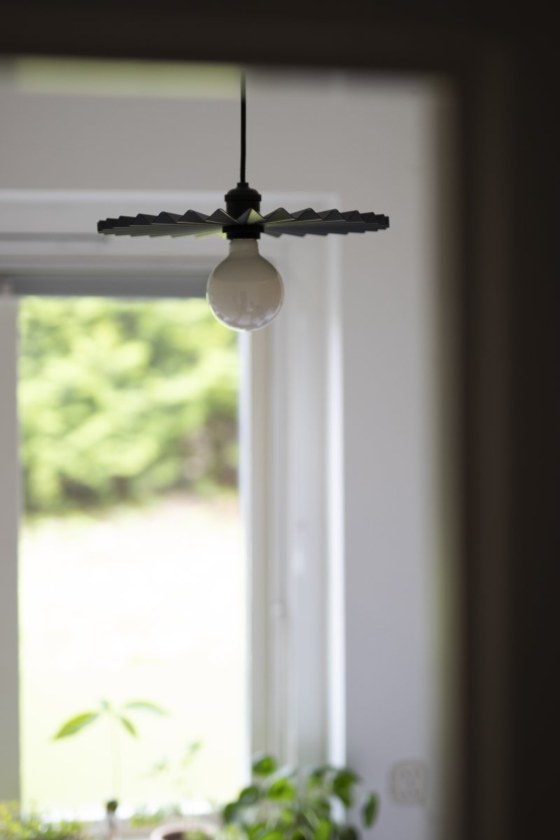 Omega Ø35 Noir suspension De Globen Lighting - Ce luminaire est livré avec un câble textile de 120 cm et un boîtier de plafond en plastique.