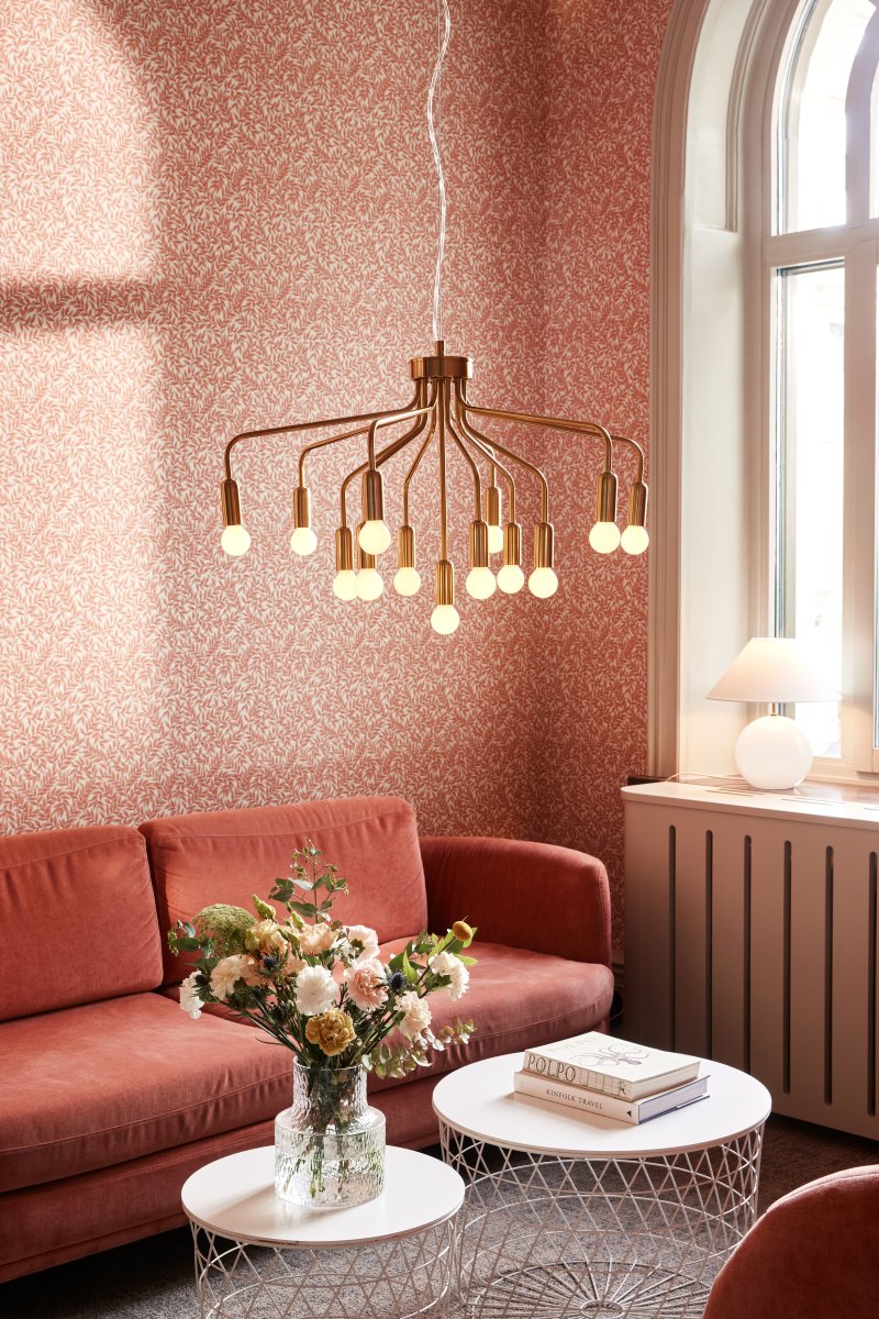 Roots Ø70 Laiton brossé suspension De Globen Lighting - Roots &auml;r en elegant och tidl&ouml;s pendel tillverkad av metall med en borstad m&auml;ssingfinish.