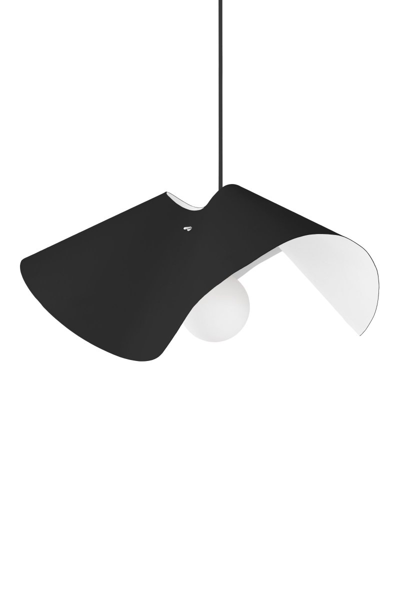 Volang Ø50 Noir suspension De Globen Lighting - L'ext&eacute;rieur de l'abat-jour est peint dans un ton noir mat, tandis que l'int&eacute;rieur et le support de lampe sont peints en blanc pour cr&eacute;er un contraste passionnant et diffuser la lumi&egrave;re.